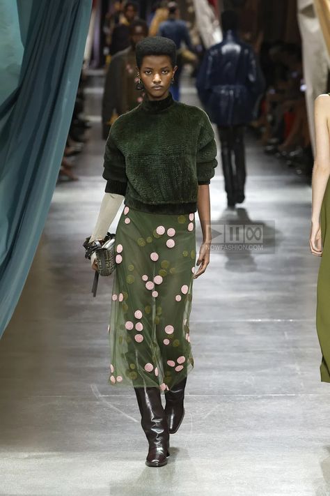 Fendi Ready To Wear Fall Winter 2024 Milan – NOWFASHION Runway 2025 Fall Winter, Fall 2024 Ready To Wear, Fendi Ready To Wear, Green Fashion Outfits, 2025 Style, Trendy Fall Fashion, Elegant Boots, Color Trends Fashion, Fall Winter 2024