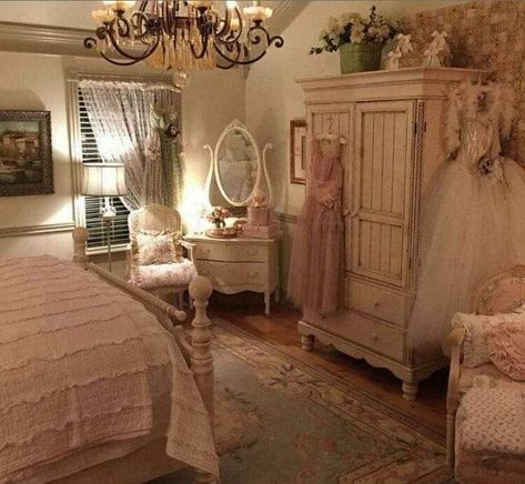 Era Victoria, Chic Bedroom Design, Shabby Chic Decor Diy, Shabby Chic Wallpaper, Chic Bedroom Decor, Coquette Room, Shabby Chic Curtains, Shabby Chic Living, Shabby Chic Living Room