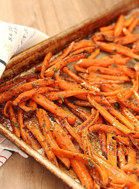 Roasted Carrots with Honey and Fresh Herbs from Creative Culinary. Find this recipe and others at http://www.creative-culinary.com. Roasted Carrots With Honey, Carrots With Honey, Colorado Food, Rosemary And Thyme, Roasted Carrots, Seasonal Recipes, Side Recipes, Veggie Dishes, Vegetable Side Dishes