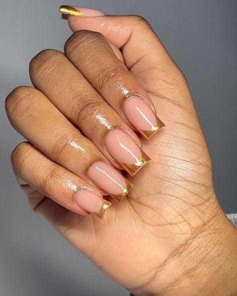 Gold French Tip Nails Square Short, Gold French Tip Square, Short Medium French Tip Nails, Short Acrylic Nails Designs Simple, Nail Colors For Black Women, Gold Nails Short, Gold French Tips, Old Money Nails, Gold French Tip