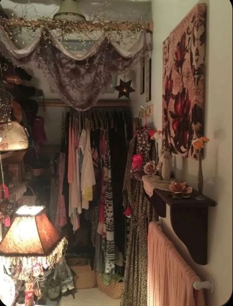 Fashion Studio Apartment, Unique Walk In Closet Ideas, Goth Shabby Chic, Tim Burton Aesthetic Bedroom, Old Lady Aesthetic Room, Pink Vintage Interior, Moon And Stars Room Aesthetic, Whimsigothic Home Living Room, Mystical Room Aesthetic