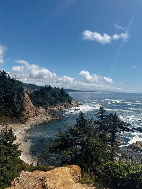 Pnw Ocean Aesthetic, Cool Ocean Pictures, Coast Of Oregon, Oregon Landscape Photography, Oregon Vision Board, Mount Bachelor Oregon, Oregon Living Aesthetic, Small Town Oregon, Moody Oregon Coast