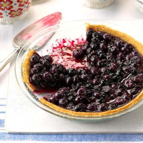 Blueberry Pie with Graham Cracker Crust Easy Blueberry Pie Recipe, Easy Blueberry Pie, Blueberry Pie Recipe, Fresh Blueberry Pie, Graham Cracker Crust Recipe, Creamy Pie, Keylime Pie Recipe, Berry Pie, Easy Blueberry