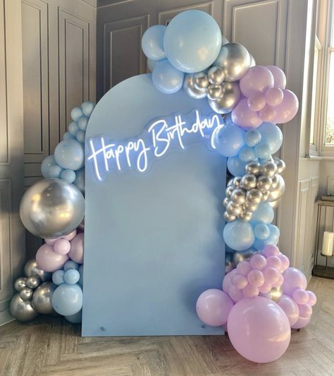 Birthday Ballon Decorations, Frozen Balloon Decorations, Frozen First Birthday, Frozen Balloons, Elsa Birthday Party, Birthday Decorations At Home, Jasmine Birthday, Special Birthday Cakes, Frozen Themed Birthday Party