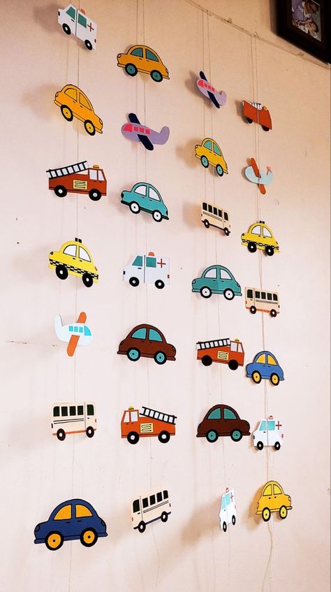 Car Themed Parties Cake, Car Theme Home Decor, Transportation Theme Cake Ideas, Diy Bday Decor At Home, Transportation Theme Classroom Decor, Birthday Car Theme Decorations, Transport Decoration Ideas, Diy Car Decorations Birthday, Transportation First Birthday Party