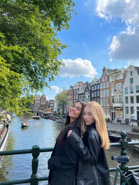 two girls by the canal in amsterdam. duo picture pose idea. amsterdam picture pose idea. pinterest aesthetic Photo Ideas Amsterdam, Amsterdam Pics Ideas, Amsterdam With Friends, Amsterdam Pictures Ideas, Amsterdam Instagram Pictures, Amsterdam Outfit Summer, Amsterdam Aesthetic Outfit, Amsterdam Photo Ideas, Amsterdam Pics