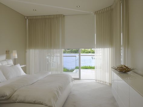 For understated elegance and style, it’s impossible to beat sheer curtains. These window dressings give a breezy, flowing look and feel to rooms. Roller Blinds Bathroom, Cortina Roller, Bathroom Blinds, Modern Blinds, Beautiful Beds, Living Room Blinds, Bedroom Blinds, Blinds Design, Outdoor Blinds