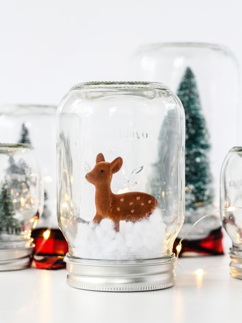 This DIY Winter Wonderland Snow Globe Forest is a simple and cute addition to your holiday decorating!  In just minutes make a little forest with Mason jars, bottle brush trees, woodland creatures and faux snow! Christmas Snow Globes Diy, Winter Wonderland-party, Waterless Snow Globe, Inexpensive Diy Gifts, Mason Jar Christmas Crafts, Jar Projects, Snow Globe Crafts, Jars Snow, Globe Crafts