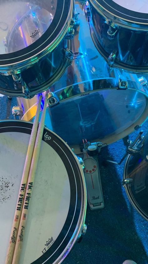 Drum Aesthetic Wallpaper, Aesthetic Drums Wallpaper, Instruments Wallpaper Aesthetic, Cool Drum Set Aesthetic, Colorful Music Aesthetic, Drumming Wallpaper, Zildjian Wallpaper, Band Instruments Aesthetic, Rock Music Aesthetic Wallpaper