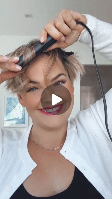 Hair Curling Tips For Short Hair, Pixie Hair Curly Styles, Pixie Hair For Curly Hair, Curly Pixie Tutorial, Flat Iron Pixie Hair, Style Short Pixie How To, How To Style Short Textured Hair, How To Style A Short Haircut, Pixie Haircut With Headband