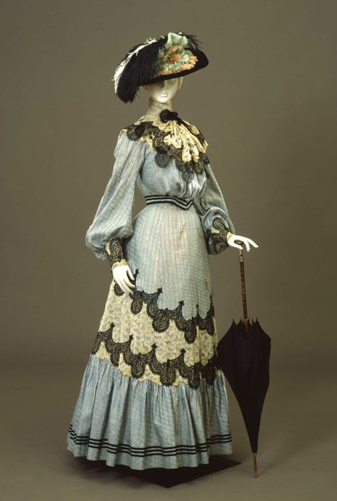 Day dress ca. 1904-05From the Galleria del Costume di Palazzo... 1900s Dress, Edwardian Gowns, Walking Dress, 1900s Fashion, 1910s Fashion, Edwardian Dress, 20th Century Fashion, Victorian Clothing, Vintage Gowns