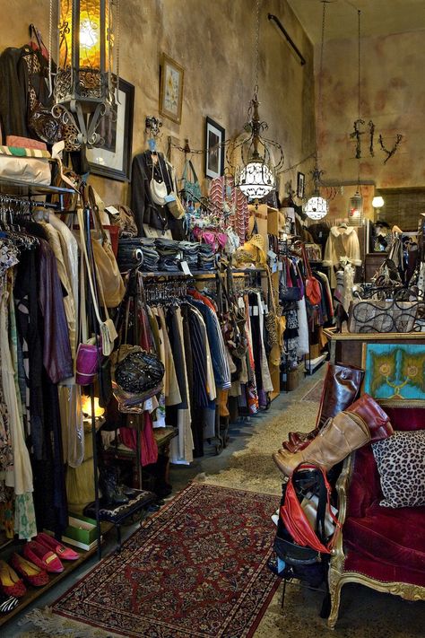 The vintage way... Head Shop Ideas, Vintage Botique Interiors, Thrift Store Inspiration, Vintage Clothing Shop Interior, Vintage Shop Decor, Clothing Store Aesthetic Interior, Thrift Shops Aesthetic, Vintage Store Displays Boutiques, Thrift Vintage Aesthetic