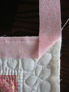 Free Converse, Fleece Sewing, Sewing Mitered Corners, Quilt Binding Tutorial, Quilt Corners, Baby Bootie, Sewing Binding, Duck Baby, Binding Tutorial