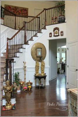 Indian Inspired Decor, Indian Room Decor, Home Decor Indian, India Home Decor, Temple Design For Home, Indian Home Design, Indian Home Interior, Staircase Decor, Ethnic Home Decor