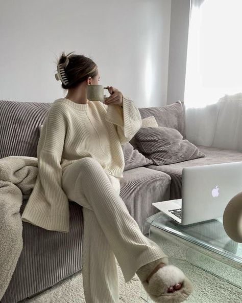 Cozy Home Outfit, Lounge Set Outfit, Sweatpants Outfit Ideas, Pajamas Aesthetic, At Home Outfits, Lounge Outfits, Cosy Outfit, Loungewear Outfits, Skandinavian Fashion