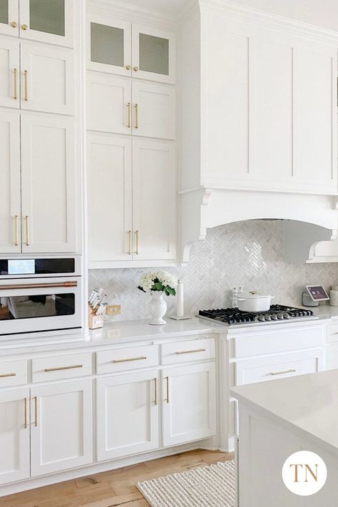 White Kitchen Hardware, White And Gold Kitchen, White Kitchen Designs, Luxury Kitchen Designs, Modern White Kitchen Cabinets, Modern White Kitchen, Tall Kitchen Cabinets, Gold Kitchen, Kitchen Hardware