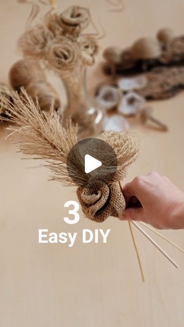 Burlap Roses Diy, Burlap Crafts Diy, Jute Flowers, Diy Projects To Make And Sell, Burlap Roses, Candle Crafts Diy, Ribbon Crafts Diy, Easy Handmade, Decoupage Diy