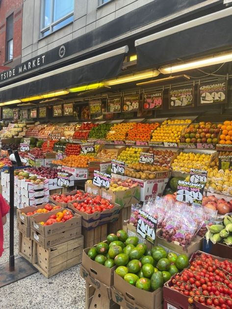 Farmers Market New York, Nyc Farmers Market, Fruit Shop Aesthetic, Nyc Upper West Side, Food In New York City Aesthetic, Living In New York Aesthetic, Nyc Flea Market, Nyc Shopping Aesthetic, Nyc Markets