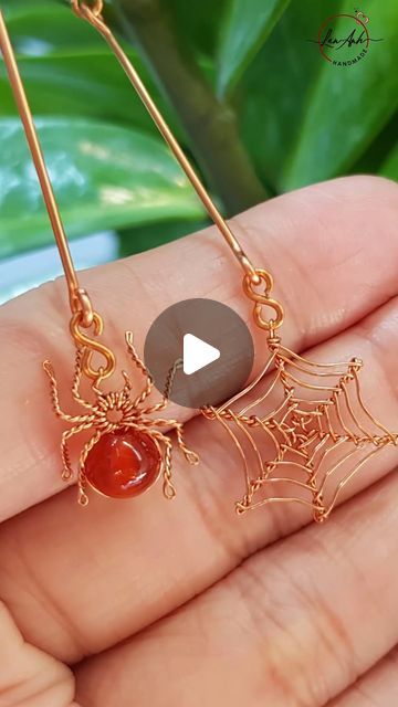 Spider Jewelry Diy, Beaded Spiders How To Make, Wire Wrapped Spider, Diy Spider, Beaded Bugs, Wire Spider, Taxidermy Jewelry, Spider Jewelry, Beaded Stuff