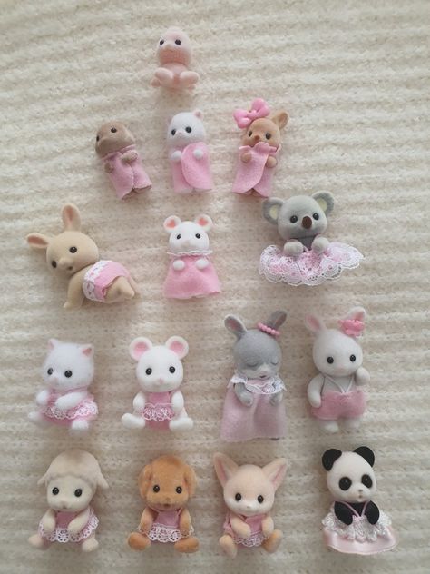 Coquette Calico Critters, Sylvanian Aesthetic, Cute Legos, Syvilian Families, Calico Critters Dollhouse, Little Trinkets, Critters 3, Calico Critters Families, Calico Critter