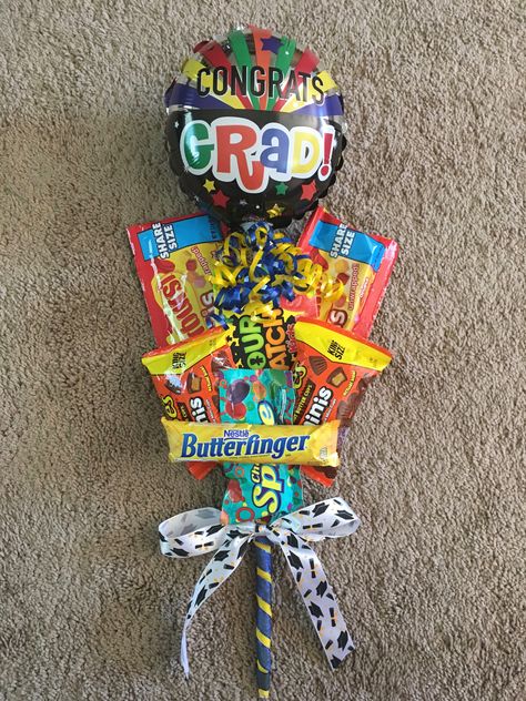 Kindergarten Graduation Basket Ideas, Graduation Bouquet Ideas For Kids, Graduation Gift Ideas For Elementary, Gift Ideas For Kindergarten Graduation, Graduation Candy Gifts Diy, Graduation Gift Bouquet, Kindergarten Graduation Candy Bouquet, Graduation Gift Elementary School, Graduation Candy Bouquet Ideas