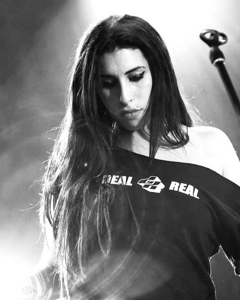 Amy Wine, Amy W, Amy Winehouse Style, Amazing Amy, Women In Music, Beautiful Voice, Amy Winehouse, Her Music, Black & White