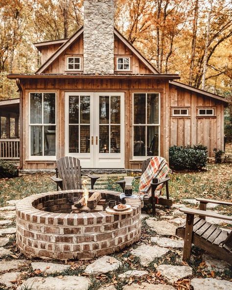 Wooden Cabin, Cozy Cottages, Cozy Cabins, Cabin Exterior, Cottage Cabin, Cabin Living, Cabin Style, French Country Cottage, Cabins And Cottages