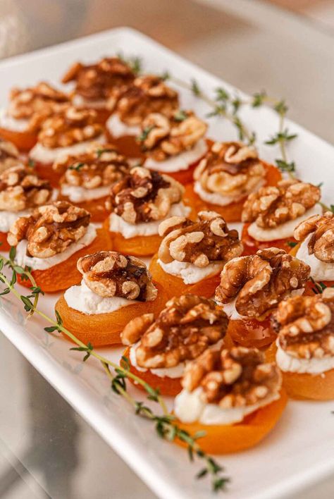 These elegant apricot appetizers are topped with goat cheese, walnuts, and a drizzle of honey. Easy appetizers that make a big impression! Fancy Brunch Appetizers, Dried Apricot Goat Cheese Appetizer, High Class Appetizers, Fancy Cheese Appetizers, Fall Small Bites, High End Party Food, Fancy Horderves, Simple Elegant Appetizers, Apricot Appetizer Recipes