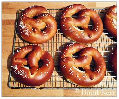 Pretzel Crust Pizza, European Baking, Homemade Pretzels Recipe, Bread Artisan, Pretzel Recipes, Bavarian Pretzel, Restaurant Foods, Themed Recipes, Pretzel Shape