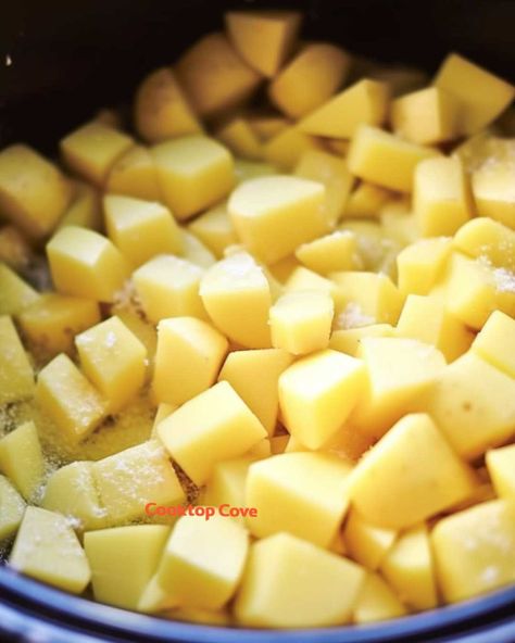 Potatoes In A Crockpot, Crockpot Potato Recipes, Crockpot Veggies, Potato Recipes Crockpot, Potato Side Dishes Easy, Cooktop Cove, Crockpot Potato, Boil Potatoes, Potatoe Recipes