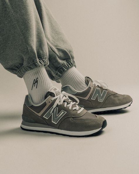 New Balance Shoes Men, Vintage Essentials, Nb Sneakers, Noxus League Of Legends, Best Sandals For Men, Nb Shoes, Shoes Aesthetic, Basket Vintage, Balance Sneakers