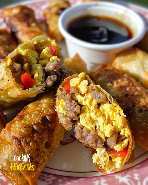 Loaded Breakfast Egg Roll Breakfast Egg Rolls, Egg Roll Ingredients, Parmesan Chicken Wings, Garlic Parmesan Chicken Wings, Best Blueberry Muffins, Bacon Breakfast, Egg Roll Recipes, Homemade Breakfast, Sausage And Egg