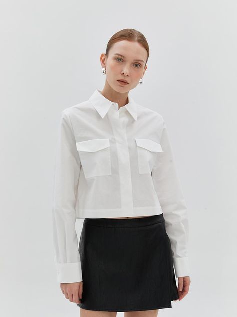 It's easy to wear, comfortable and looks good with just about everything.It’s designed to hold up to daily wear, and will only look better the more you wear it. - Crisp and classic, it is easy-going and fresh- Oversized fit and cropped length shirt- Standard collar and front flap pockets- Long sleeves with buttoned cuffs- Like your best tee just got an all-year White Button Down Shirt Outfit, Button Down Shirt Outfit, 50 Blouse Designs, Cropped White Shirt, White Button Down Shirt, Cropped Shirt, White Button Down, Easy Going, Crop Shirt