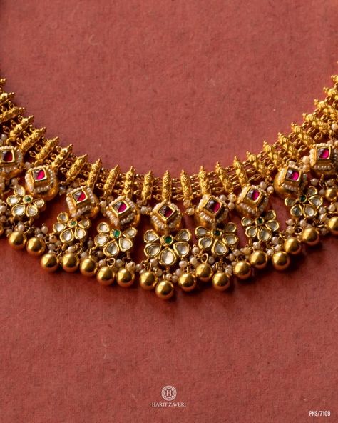 Antique Gold Necklace Set, Harit Zaveri Jewellery, Traditional Gold Jewellery, Short Gold Necklace, Unique Gold Jewelry Designs, Neck Pieces Jewelry, Antique Necklaces Design, Choker Necklace Designs, Antique Gold Jewelry Indian