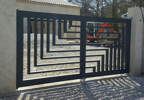 50 Modern Main Gate Design Design Ideas Everyone Will Like - Engineering Discoveries Farmhouse Gate, Reling Design, Fabrikasi Logam, Gate Design Ideas, Modern Main Gate Designs, Metal Gates Design, Metal Driveway Gates, Home Gate Design, Gate Wall Design