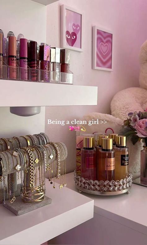 Vanity Aesthetic Organization, Room Inspiration Clean Girl, Aesthetic Vanity Organization, Vanity Room Aesthetic, Perfume Organization Aesthetic, Vanity Organization Ideas Bedroom, Beauty Room Organization, Aesthetic Vanity Ideas, Makeup Vanity Organization