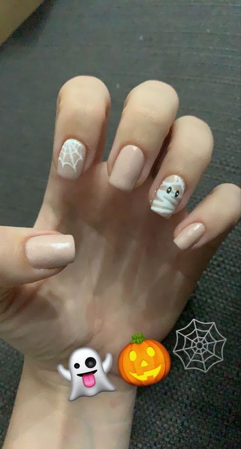 Cute Halloween Nails Mummy, Gel Polish Nail Designs On Natural Nails Halloween, Halloween Nails Mummies, Halloween No Chip Nails, Fall Theme Nails Short, Fall Nails Ideas Halloween, Simple Gel Halloween Nails, Short Mummy Nails, Halloerrn Nails