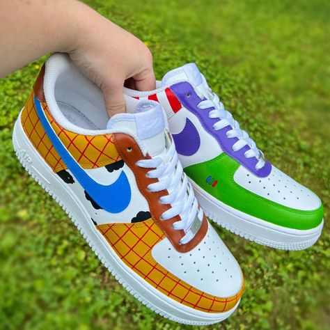 Woody Toy Story Air Force 1 Custom Hand-Painted Air Force 1’s Nike Dunks Custom, Toy Story Custom Shoes, Painted Shoes Diy Ideas, Disney Nike Shoes, Painted Shoe Designs, Christmas Nike Shoes, Nike Air Force Design, Converse Costume, Colorful Nikes