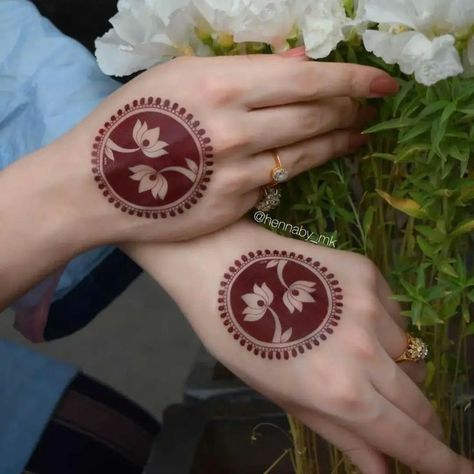 Simple Circle Mehndi Designs For Back Hand, Easy Circle Mehndi Designs, Classy Mehendi Designs, Mehndi Designs Circle, Circle Mehndi Design, Hand Jewelry Rings, Heena Design, Circle Mehndi, Very Simple Mehndi Designs