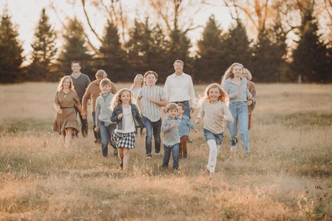 Cousins Photoshoot Ideas, Family Photos Field, Big Family Photo Shoot Ideas, Large Family Photo Shoot Ideas, Large Family Pictures, Large Family Photography, Extended Family Pictures, Large Family Portraits, Large Family Poses