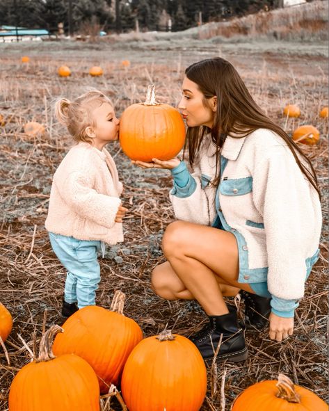 Pumpkin Patch Instagram Pictures, Pumpkin Patch Photography, Fall Photoshoot Family, Pumpkin Patch Kids, Fall Family Outfits, Pumpkin Patch Photoshoot, Pumpkin Patch Pictures, Pumpkin Pictures, Pumpkin Outfit