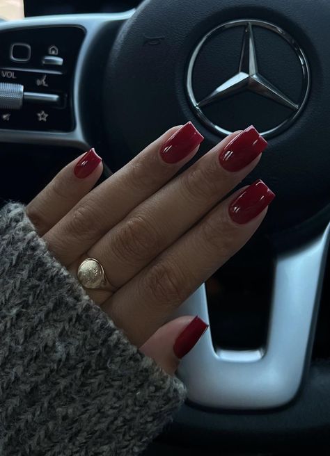 Nails Color Red Ideas, Christmas’s Nails Square, Nails Short Red Dark, Autumn Nails Ideas Short, Square Biab Nails Inspiration, Square Red Nails Acrylic, Xmas Nail Inspo Simple, Dark Nails Inspiration Square, Red Short Nails Square