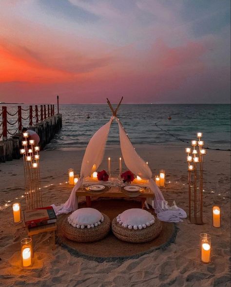 Luxury Picnic Beach, Dinner On The Beach Ideas, Beach Romantic Date, Beach Picnic Proposal Ideas, Beach Date Setup, Date Places Romantic, Proposal Picnic Ideas, Beach Proposal Setup, Proposal Set Up Ideas