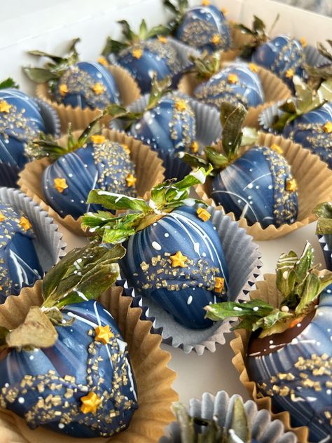 Navy Blue And Gold Chocolate Covered Strawberries, Sweet 16 Night Under The Stars, Space Chocolate Covered Strawberries, Star Themed Desserts, Dessert Treats For Party, Galaxy Chocolate Covered Strawberries, Galaxy Dessert Table, Moon Prom Theme, Starry Night Dessert Table