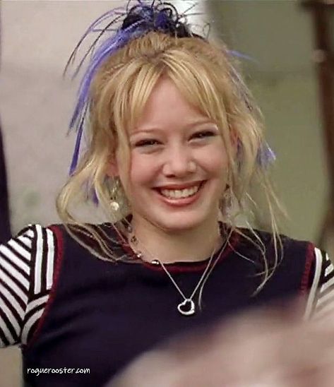 Hilary Duff Lizzie Mcguire, Early 2000s Hair, Cadet Kelly, 2000s Hair, Old Disney Channel, Y2k Makeup, Fashion Mom, Disney Channel Original, Hillary Duff