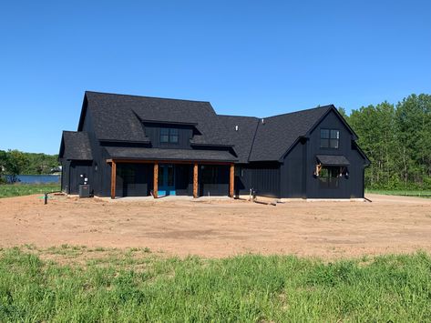 SW Black of Night exterior w/ SW Loch Blue front door. Dark Blue And Black House Exterior, Dark Blue House Exterior, Dark Blue Houses, Blue Siding, Blue Front Door, Black House Exterior, Black Windows, Black Doors, Mountain House