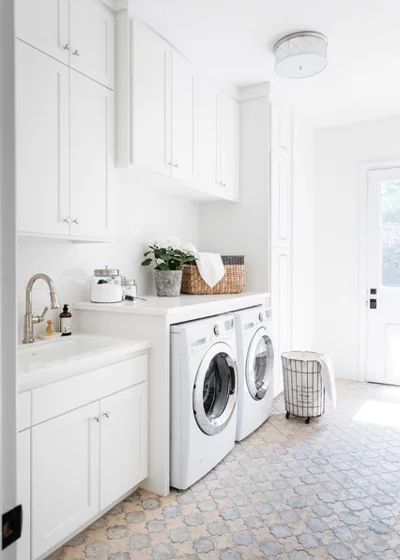 Transitional Laundry Room, White Laundry Rooms, Dream Laundry Room, White Laundry, Mudroom Laundry Room, Laundry Room Renovation, Art Showcase, Farmhouse Laundry Room, Modern Laundry Rooms