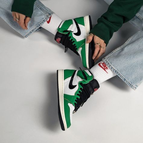 Lucky Green Jordan 1, Red Wing Logo, Green Basketball Shoes, Green Jordans, Jordans Nike, Jordan Retro 1, Shoes Trendy, Sneakers Womens, Jordan 1 High Og