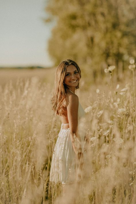 Individual Pictures Poses, Summer Posing Photo Ideas, Senior Pictures Outfits Brunette, Wheat Field Photoshoot Senior Pics, Birthday Picture Outfits, Senior Picture Outfits For Women, Fall Sr Picture Ideas, Short White Dress Senior Pictures, Senior Picture Field Ideas