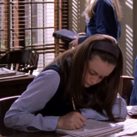 Chilton Rory Studying, Rory Gilmore Study Icon, Rory Gilmore Working, Aesthetic Rory Gilmore Study, Romanticize School Rory Gilmore, Studying Rory Gilmore Aesthetic, Rory Gilmore Widget, Rory Gilmore Energy, Study Aesthetic Gilmore